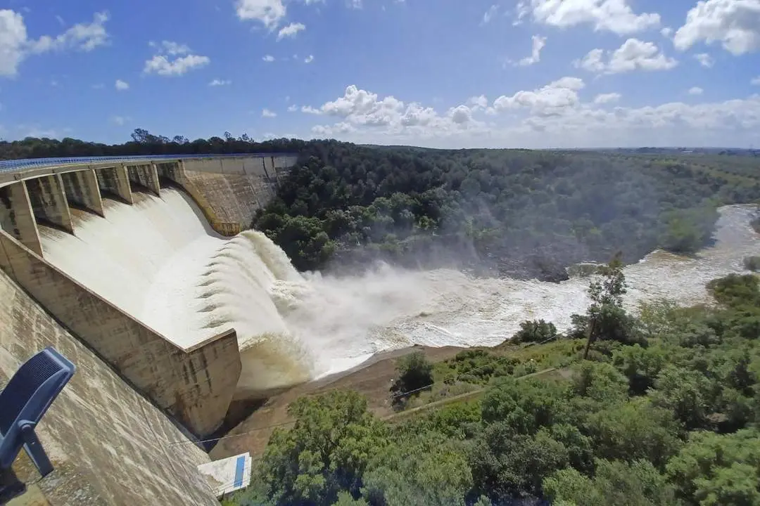 Embalse del Gergal, liberando agua. - Efe
