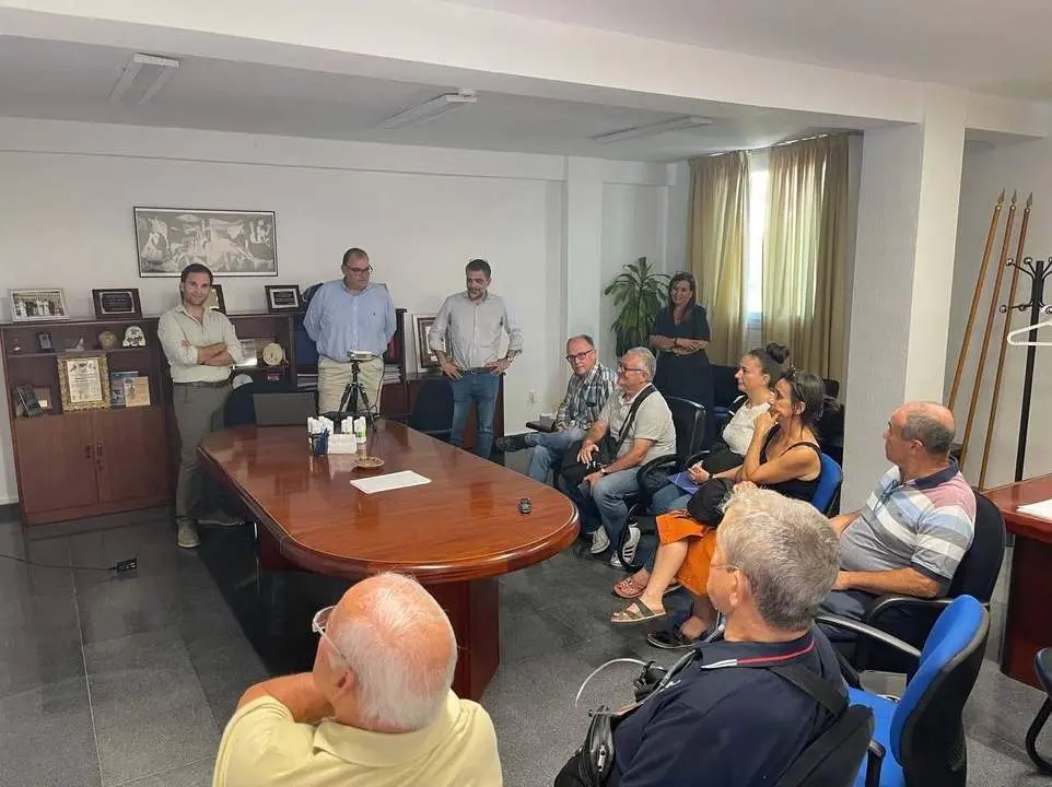 Una reuni&oacute;n que acaba sin consenso. - AV Junta de los Caminos