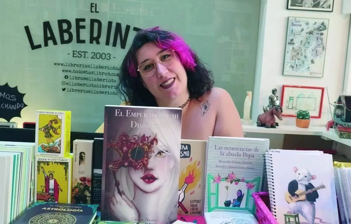 Carmen Barroso con su primera novela en la librer&iacute;a El Laberinto.  - Viva