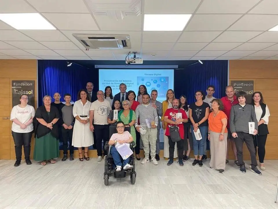 Foto de familia tras la presentaci&oacute;n del balance del Hub. - VH