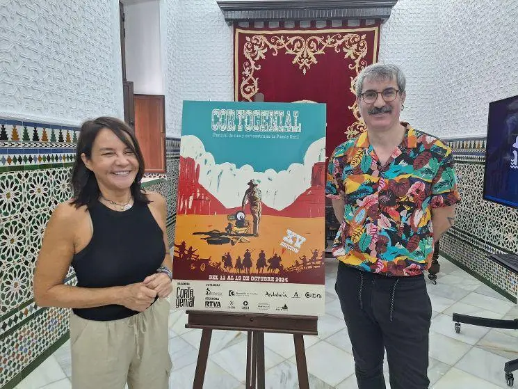 La concejala de Cultura y Moises Bedmar con el cartel. - 