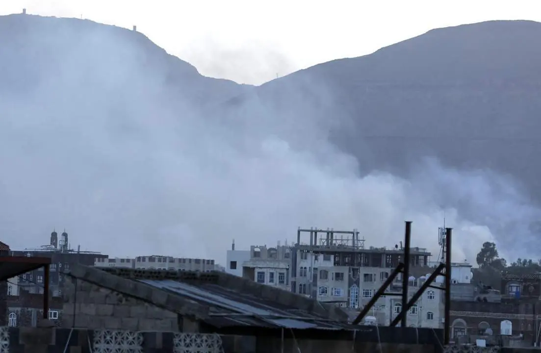 Humo tras uno de los ataques en Yemen. - EFE / EPA / Yahya Arhab