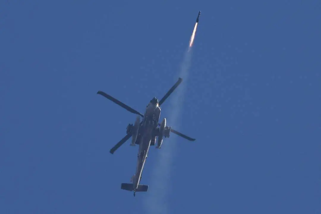 Un helic&oacute;ptero israel&iacute; lanza un misil. - EFE / Atef Safadi