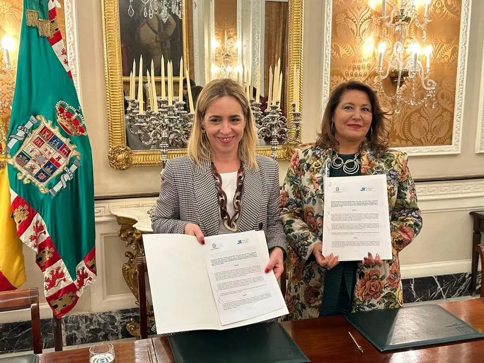 Carmen Crespo, con Almudena Mart&iacute;nez, en Diputaci&oacute;n de C&aacute;diz. - VIVA