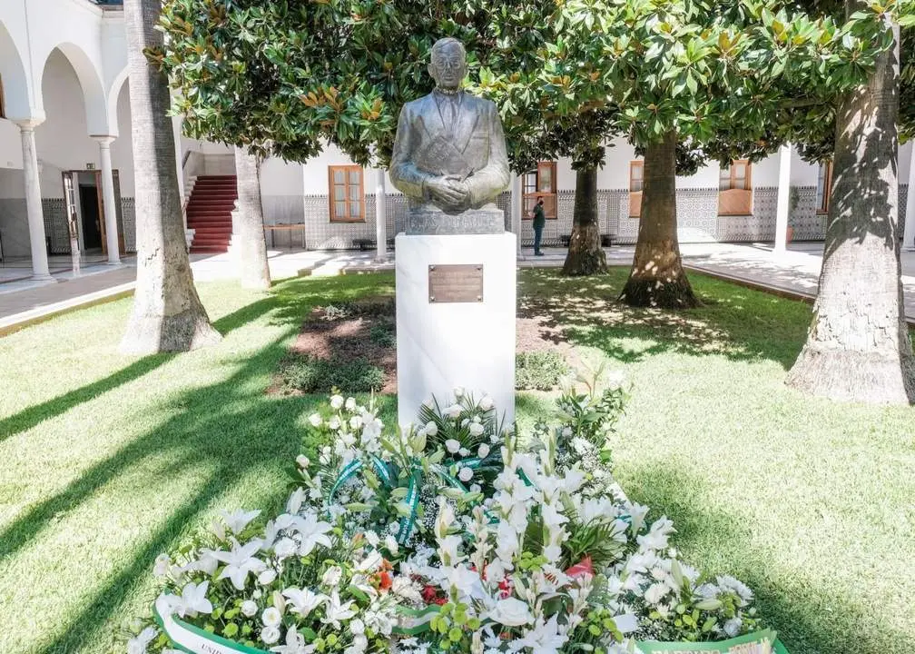 Busto de Blas Infante en el Parlamento. - Archivo