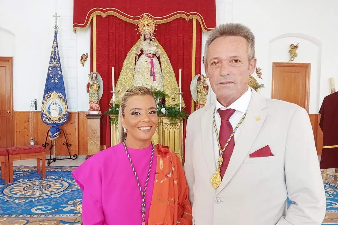 Tamisses Souza y Gumersindo Reyes posan junto a la Virgen - Ra&uacute;l J. Bustillos