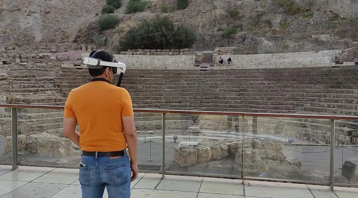 Turista contempla una reconstrucci&oacute;n del Teatro Romano mediante VR. - ROC