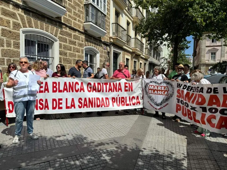 Protesta de Marea Blanca Gaditana por recortes sanitarios en C&aacute;diz. - VIVA