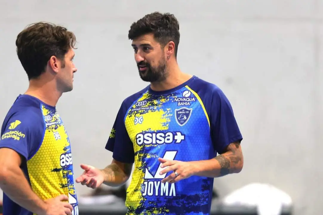 &Aacute;lex Cort&eacute;s (derecha) con el Virgili. - CD Virgili C&aacute;diz