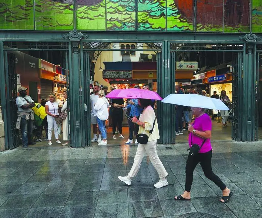 Bajo la lluvia en el centro de M&aacute;laga. - &Aacute;lex Zea/Europa Press