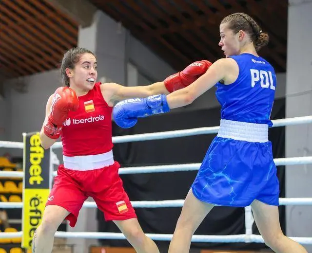 Carmen Gonz&aacute;lez en su combate ante Ptak Wioletta en Sof&iacute;a. - REAL FEDERACI&Oacute;N ESPA&Ntilde;OLA DE BOXEO