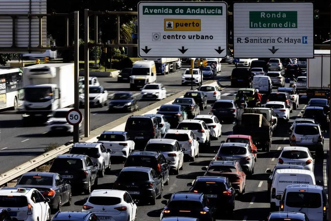 Tr&aacute;fico en una avenida de acceso a la capital./Archivo/EFE.