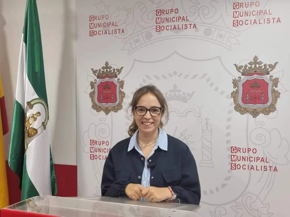 La edil socialista Nerea Mar&iacute;n explic&oacute; la moci&oacute;n.  - RS