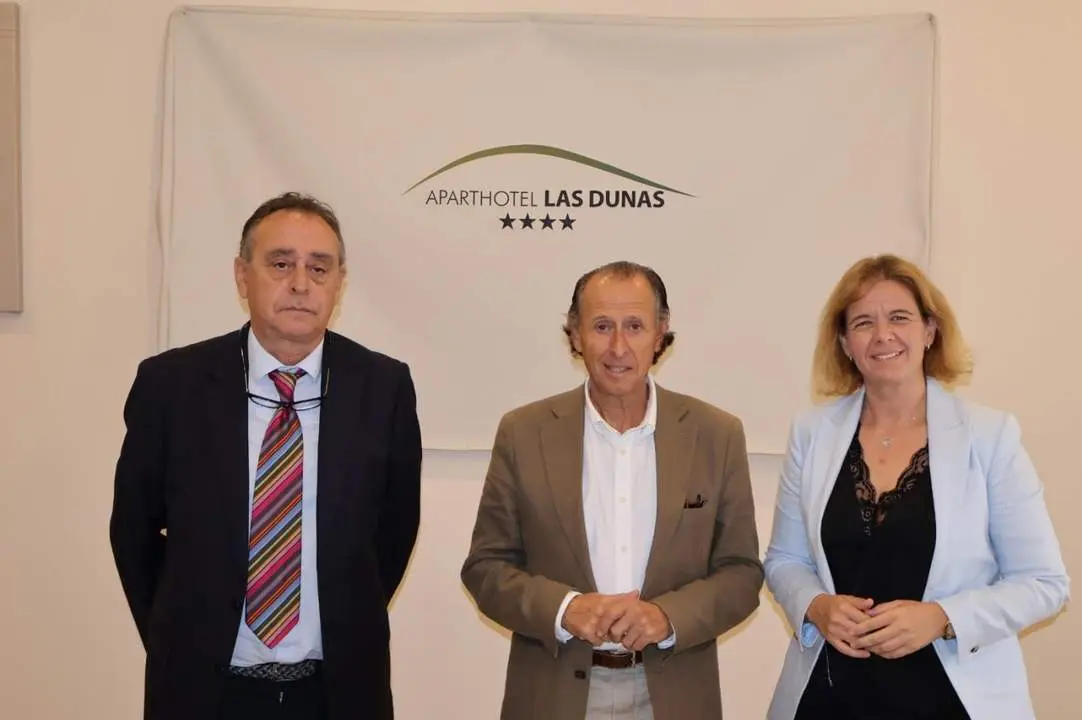El alcalde y la delegada, junto al gerentes de Las Dunas - VIVA