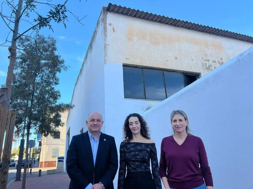 Los representantes del PSOE, ante el edifico de la brigada de obras.  - RS