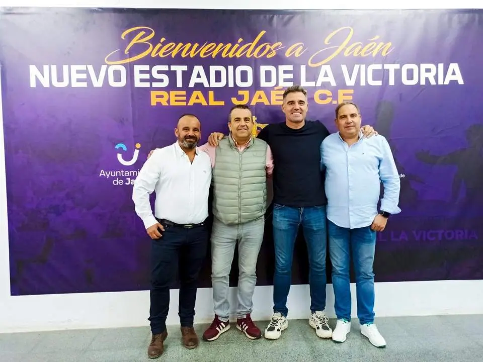 Foto de familia tras el acuerdo de la colaboraci&oacute;n del club con ALES - REAL JA&Eacute;N