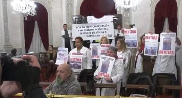 Protesta de las trabajadoras de Ayuda a Domicilio en el Pleno. - VIVA