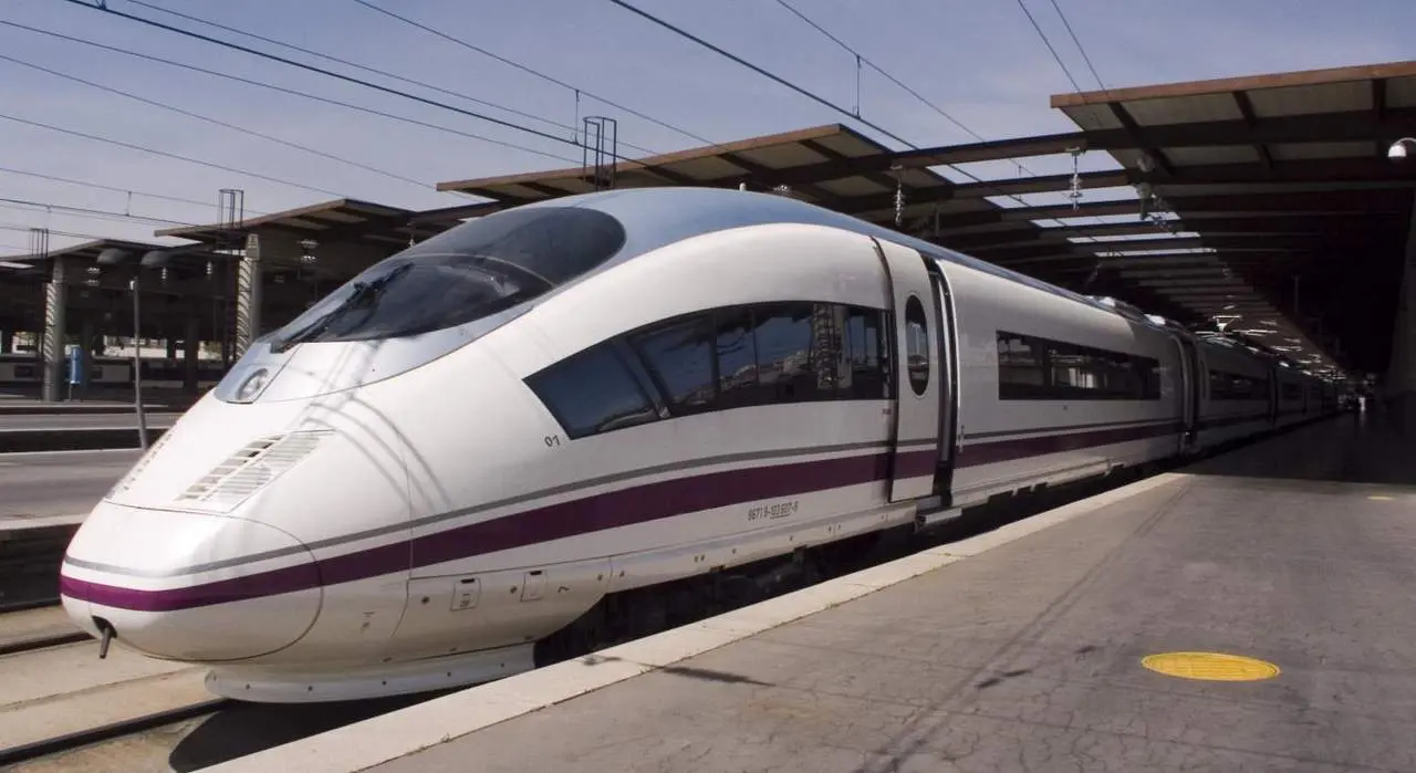 Un tren llega a una estaci&oacute;n - EP