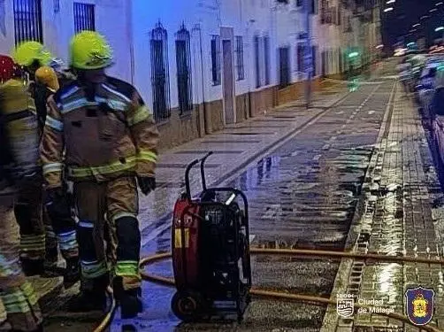 Bomberos intervienen tras un incendio en una vivienda en M&aacute;laga. - AYUNTAMIENTO