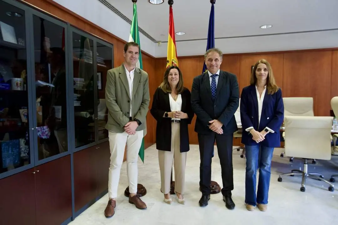 La consejera con los representantes del colegio - JUnta