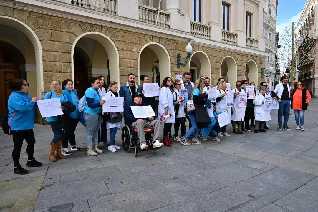 Concentraci&oacute;n del colectivo de Ayuda a Domicilio junto al Ayuntamiento - EULOGIO GARC&Iacute;A