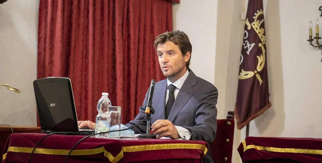 El doctor &Aacute;ngel Estella, en una ponencia en la Academia San Dionisio - Academia San Dionisio