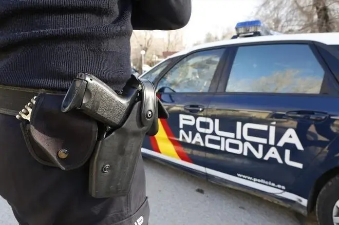 Polic&iacute;a Nacional. - EP