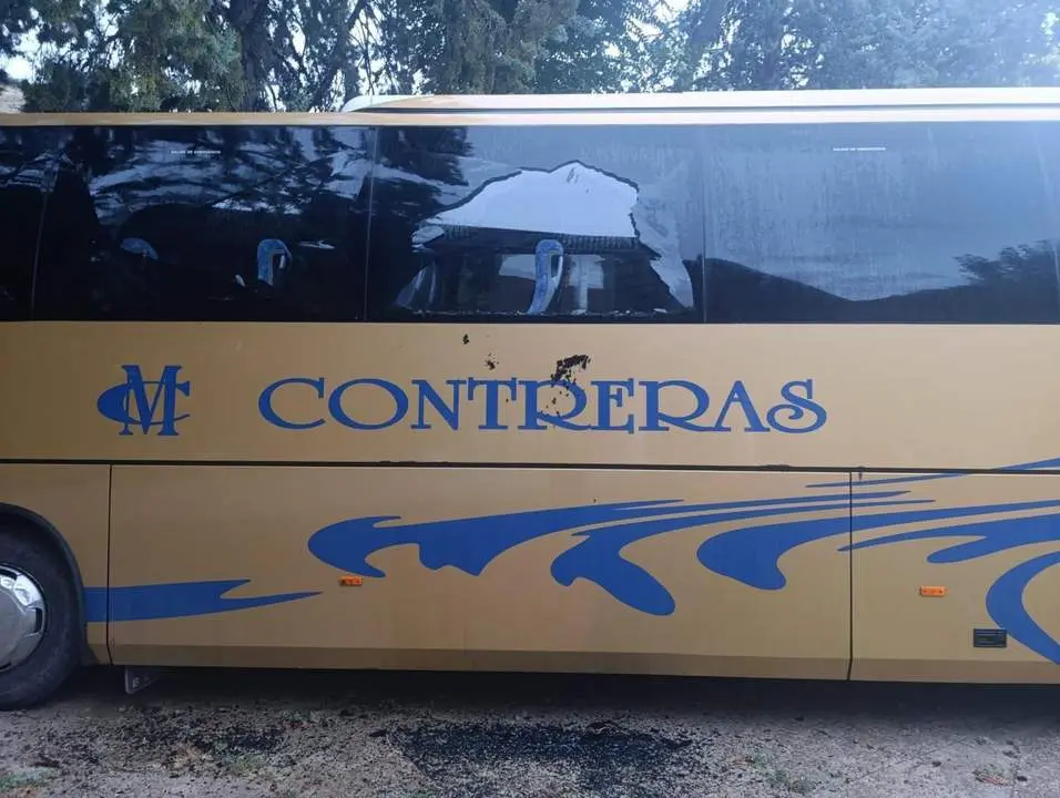 Rotura de luna en el autob&uacute;s que realiza el transporte escolar.  - Ayuntamiento de Frailes. 