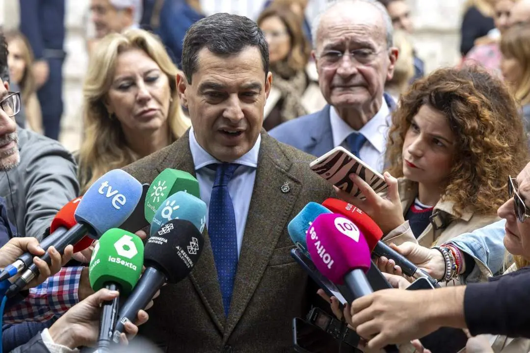 Juanma Moreno en el minuto de silencio por las v&iacute;ctimas de la DANA  - &Aacute;lvaro Cabrera - EFE