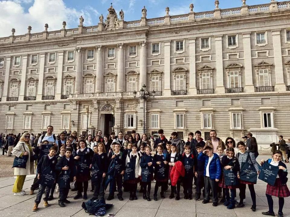 Los alumnos ante el Palacio Real - RMR