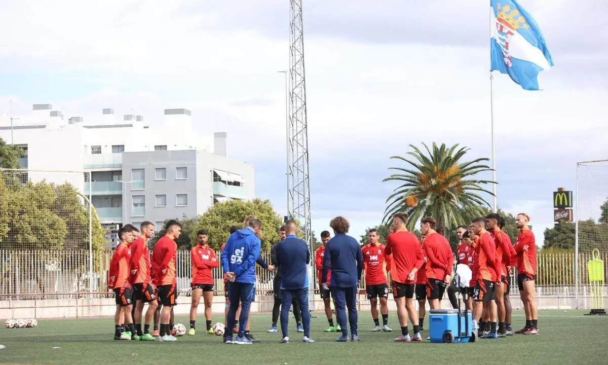 La plantilla del Xerez CD, en una charla de Checa en La Granja. - Xerez CD/Cristo Garc&iacute;a