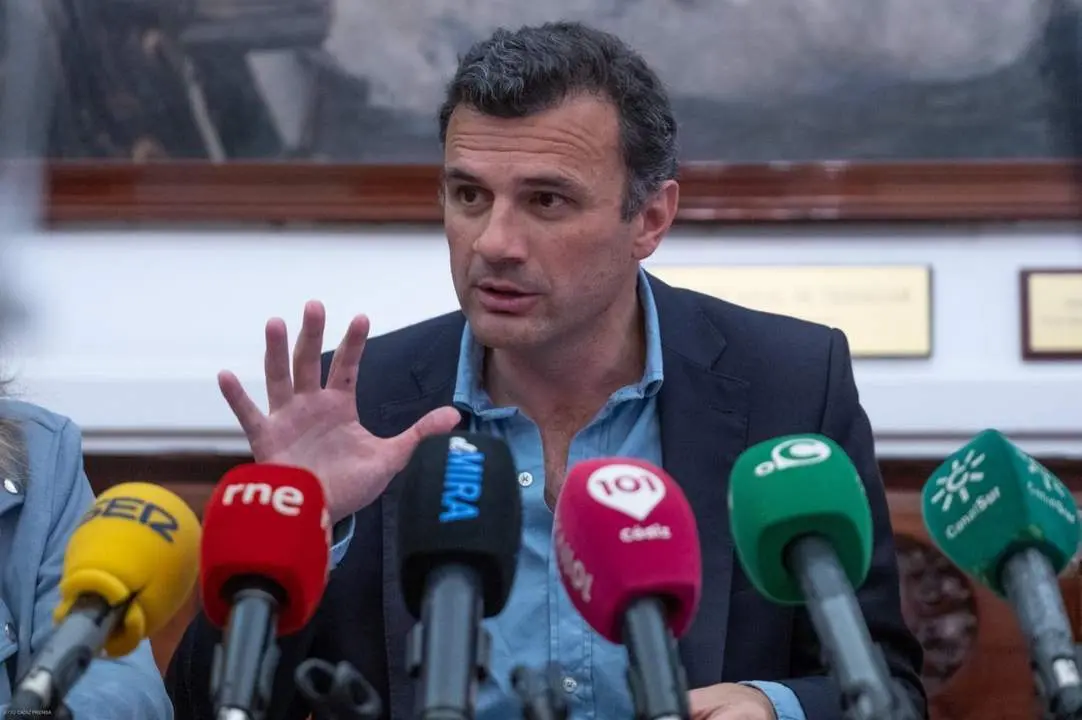 El alcalde de C&aacute;diz, Bruno Garc&iacute;a, en rueda de prensa. - VIVA