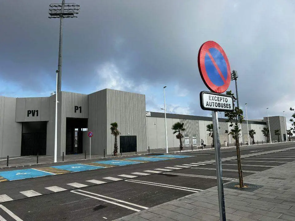Nueva se&ntilde;alizaci&oacute;n cerca del estadio de La L&iacute;nea. - AI