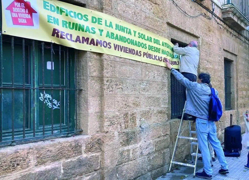 APDH-A denuncia el abandono de la Plaza de la Merced. - VIVA