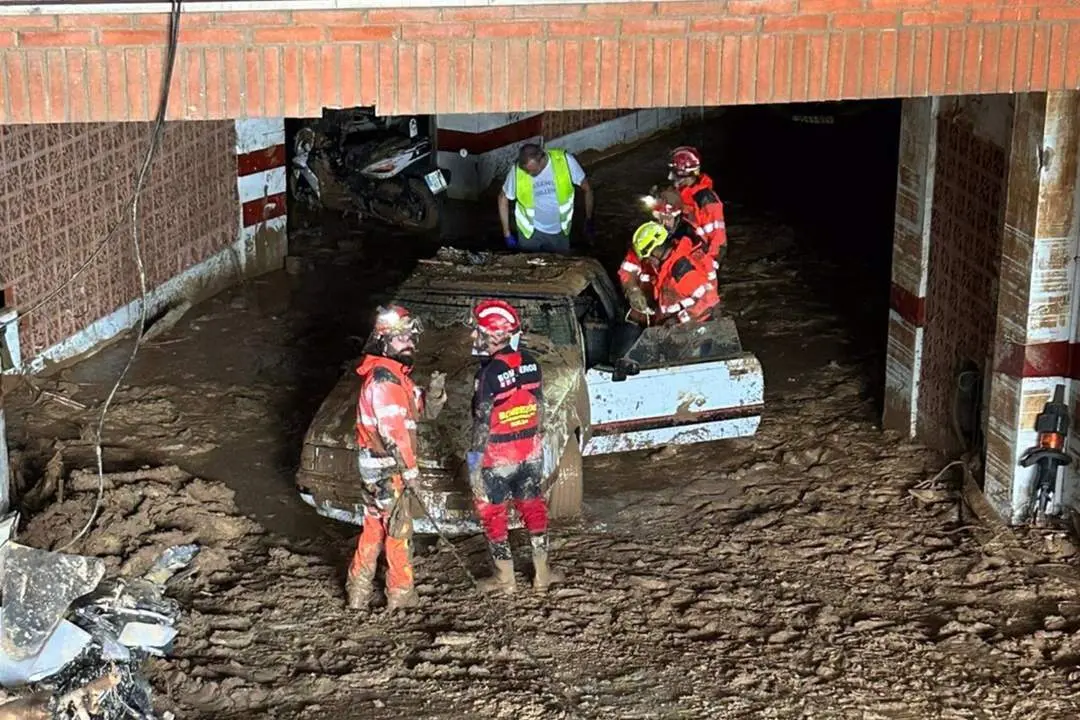 El relevo de los bomberos del consorcio sigue trabajando en dos zonas de Catarroja