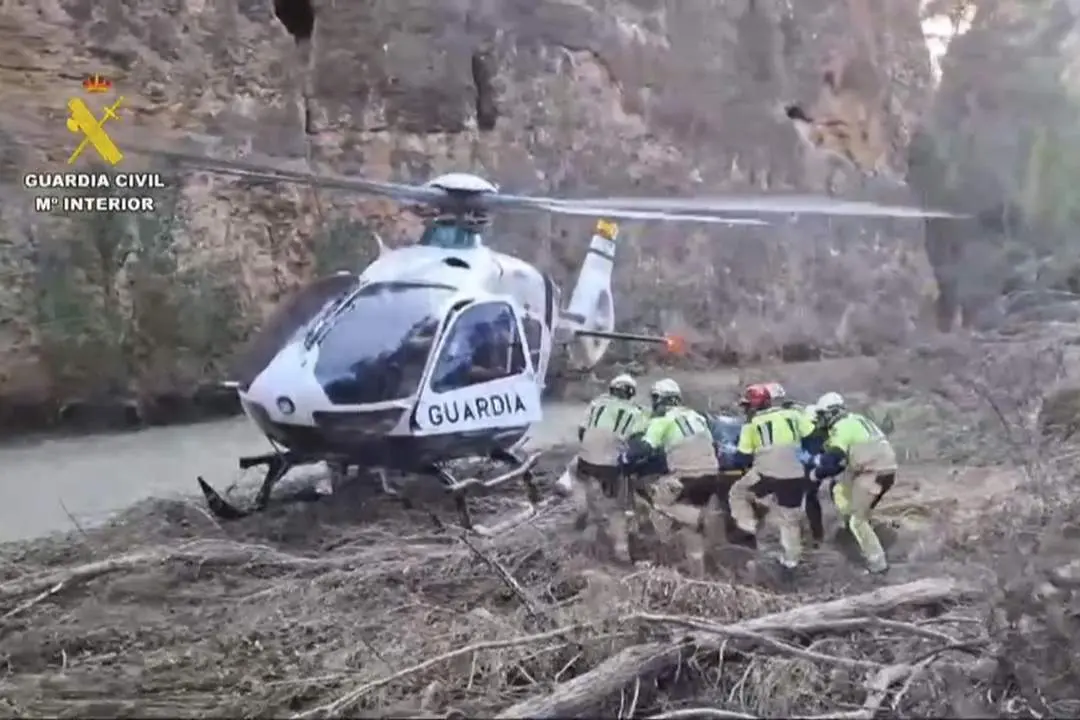 Rescate de uno de los cuerpos en Letur. - EFE