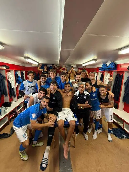 El Estepona celebra su victoria. - CD Estepona / X