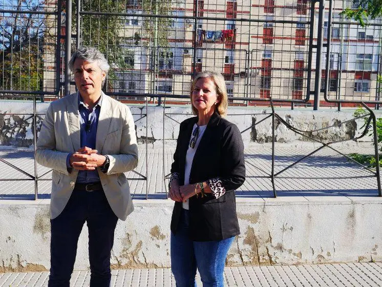 Romero con una representante vecinal de la avenida.  - Informaci&oacute;n