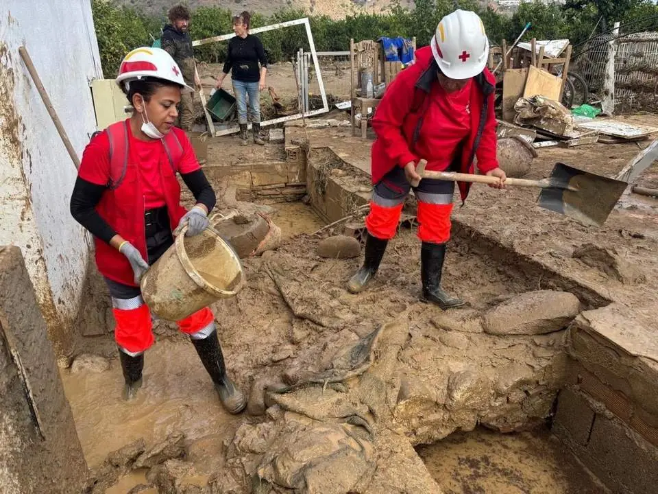 Limpieza de barro d&iacute;as atr&aacute;s junto al Guadalhorce. - Cruz Roja