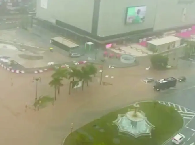 En la rotonda frente al Corte Ingl&eacute;s. - Redes