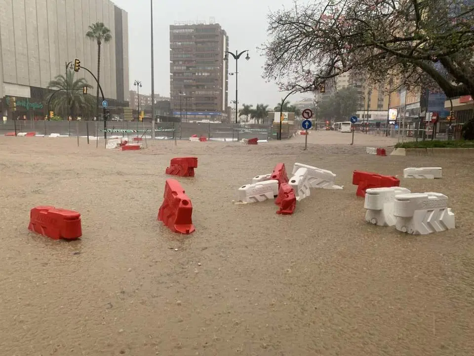 El agua sube de nivel en el centro de la ciudad. - EFE/Montserrat Mart&iacute;nez