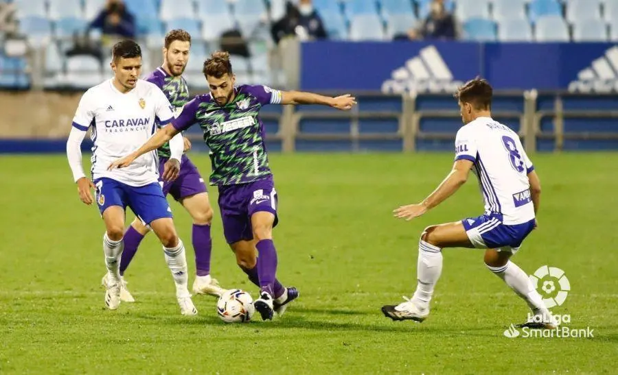 Luis Mu&ntilde;oz disputado un bal&oacute;n en un Zaragoza-M&aacute;laga. - LALIGA