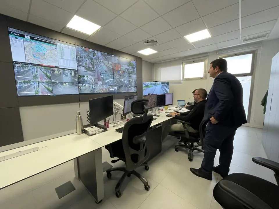 El delegado de Seguridad, Ignacio Mart&iacute;nez, en la sala de control. - Jim&eacute;nez