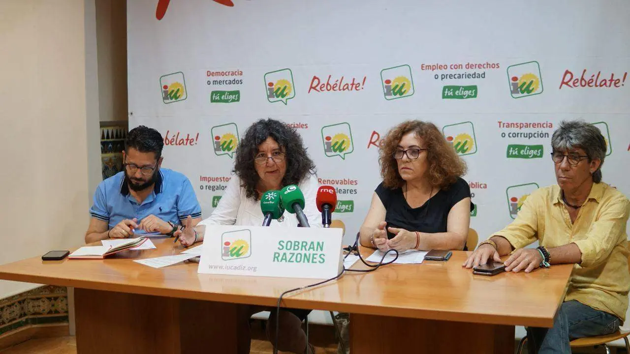 Marga Forn&eacute;, junto a Jorge Rodr&iacute;guez, Lola Vera y Jos&eacute; Garrido. - IU