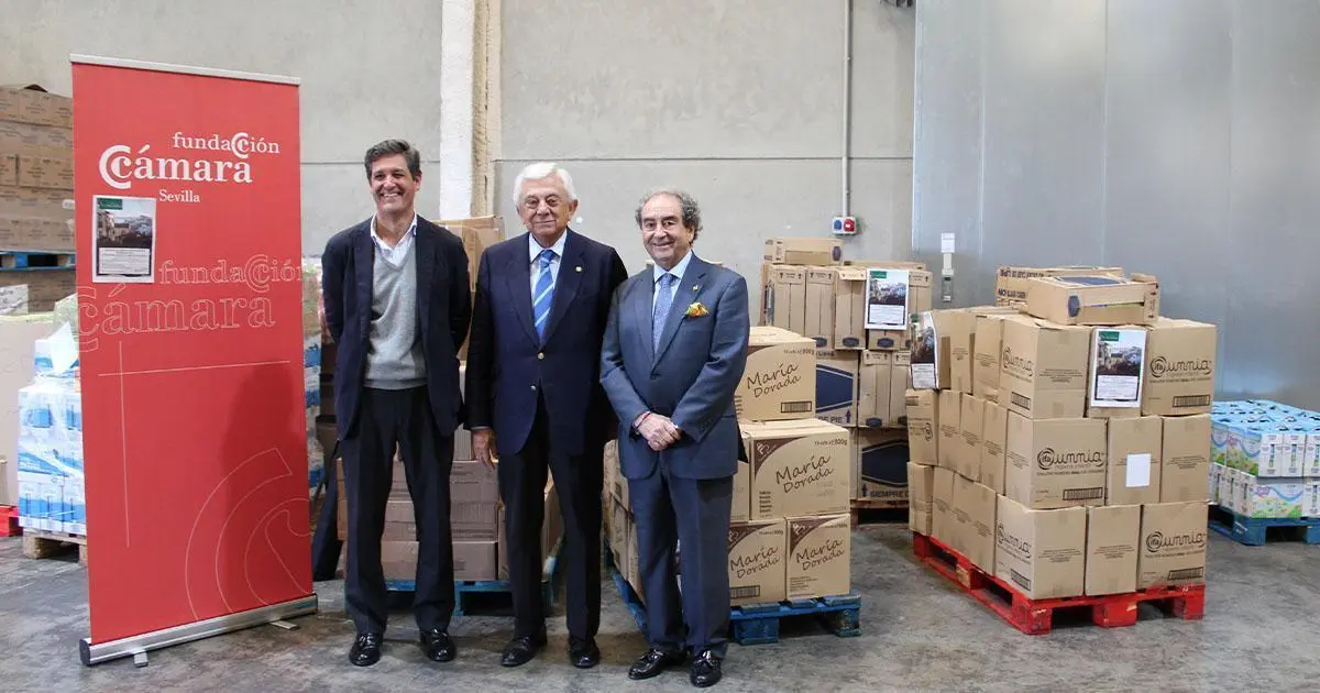 Foto de familia tras finalizar la donaci&oacute;n - CAMARA DE COMERCIO