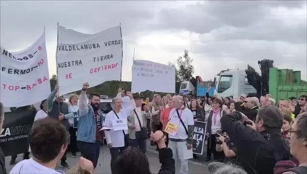 Cientos de personas se movilizan en Valdelamusa contra la balsa minera de Matsa