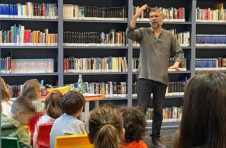 CUENTACUENTOS EN LA BIBLIOTECA. - VIVA