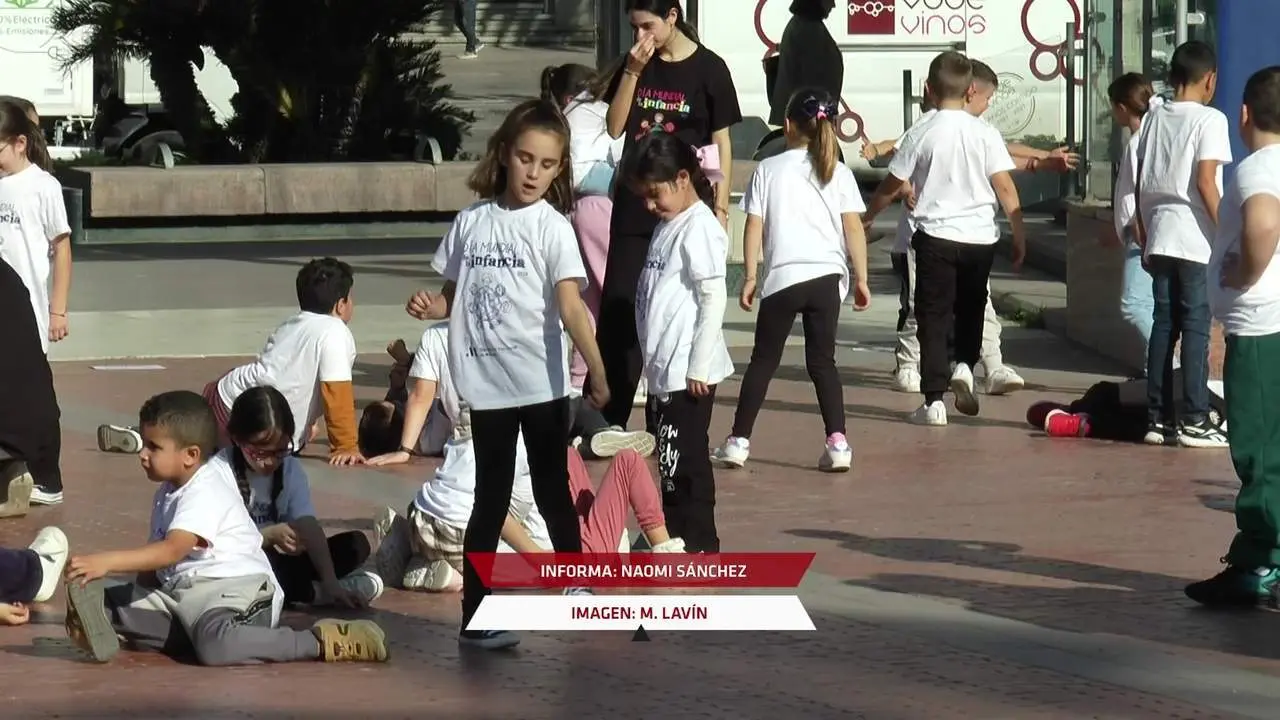 M&aacute;laga se llena de alegr&iacute;a: 150 alumnos organizan flashmob por el D&iacute;a de la Infancia