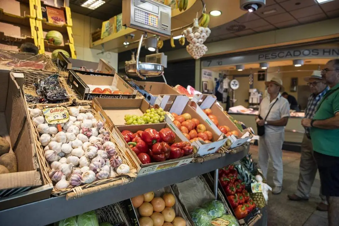 Un puesto de frutas y verduras de un mercado de abastos. - Europa Press
