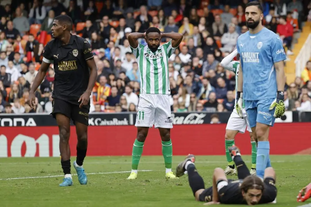 Bakambu se lamenta de una ocasi&oacute;n fallada ante el Valencia - EFE